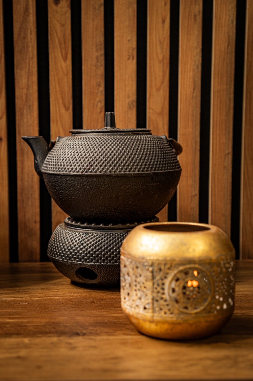Theepot en kaars in de ceremonieruimte